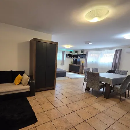 Apartamento Holiday Apartman